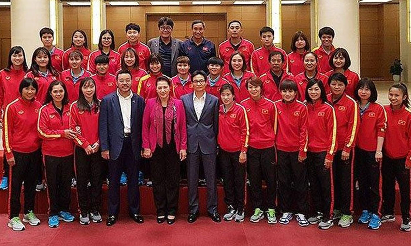   NA Chairwoman Nguyen Thi Kim Ngan (fifth from left) with the footballers.