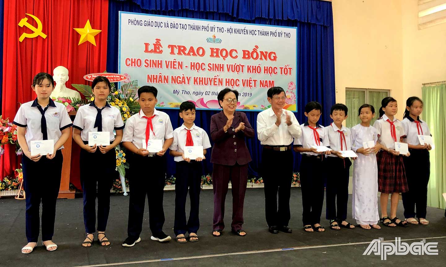 Cô Hồ Thị Đông trao học bổng cho sinh viên - học sinh vượt khó học tốt nhân Ngày Khuyến học Việt Nam. 