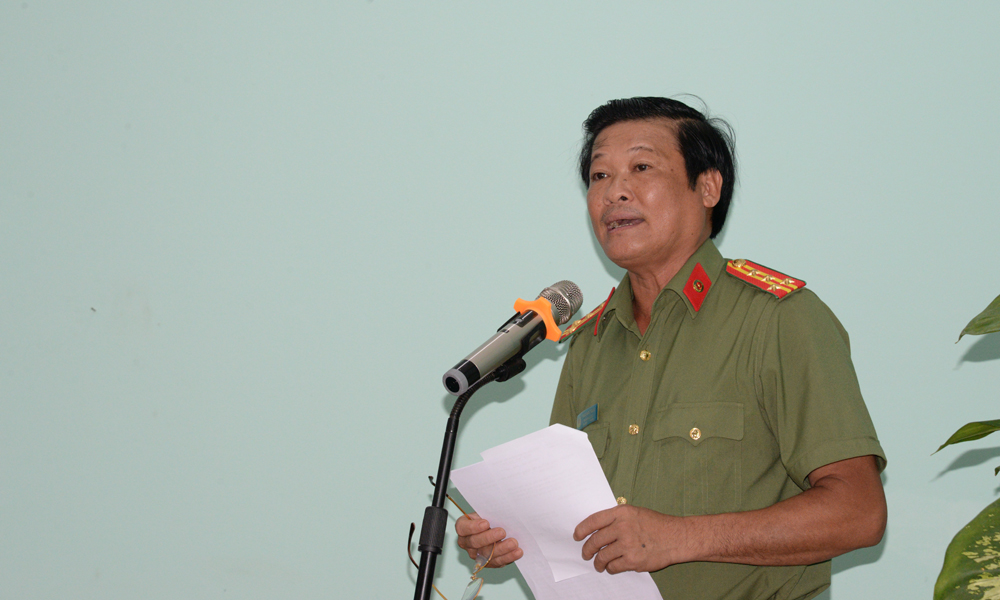 Phó Giám đốc Công an tỉnh Tiền Giang Phan Văn Trảng báo cáo về tình hình an ninh trật tự, an toàn giao thông trong và ngoài KCN Tân Hương trong những ngày qua.