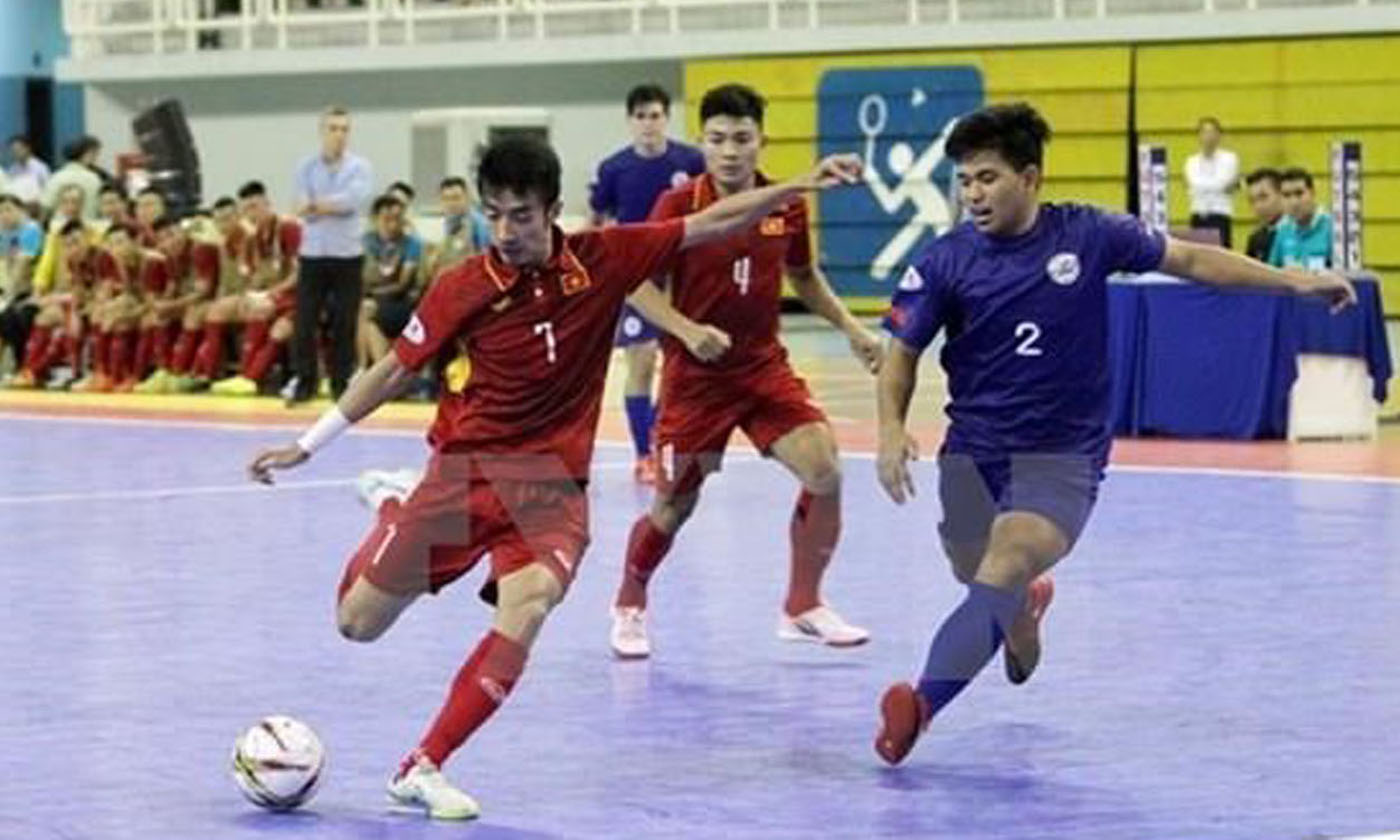  Vietnam win first match of futsal champs hinh anh 1Vietnam (red) defeated Australia 2-0 in the futsal match in HCM City on October 21 (Photo: VNA)