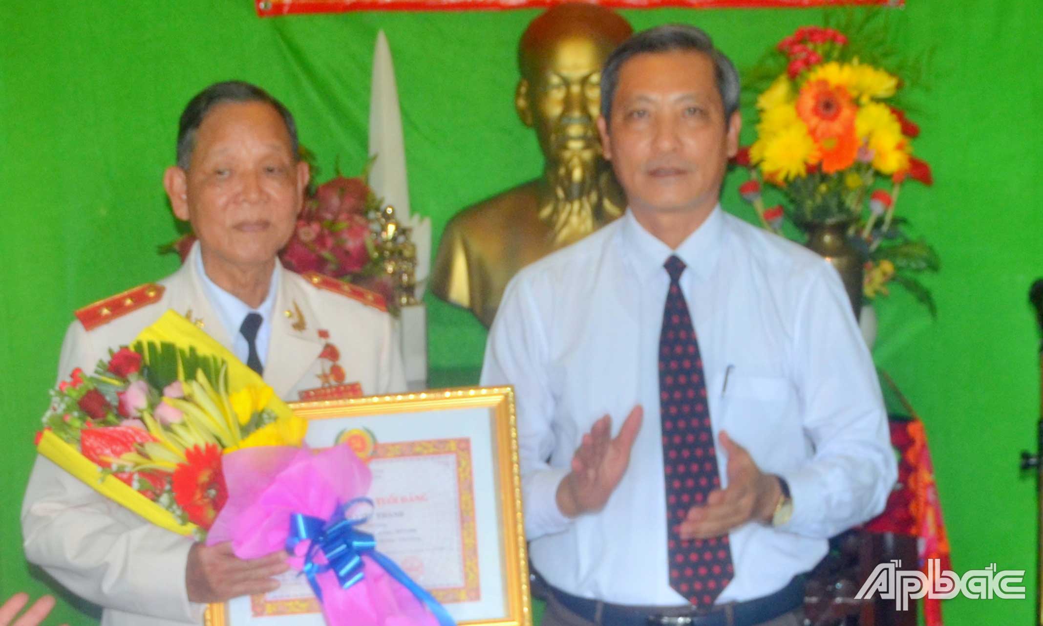 Trao Huy hiệu 50 năm tuổi Đảng cho Trung tướng  Nguyễn Việt Thành.                                          Ảnh: HỒNG PHƯỢNG 