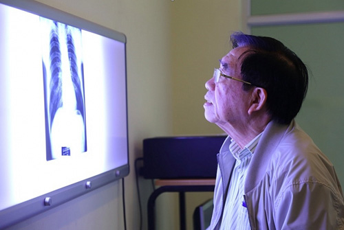 GS. Hoàng Đức Kiệt - Trưởng khoa chẩn đoán hình ảnh Bệnh viện Hữu Nghị Hà Nội đang hội chẩn đọc phim cho công nhân ngành sản xuất tấm lợp fibro xi măng