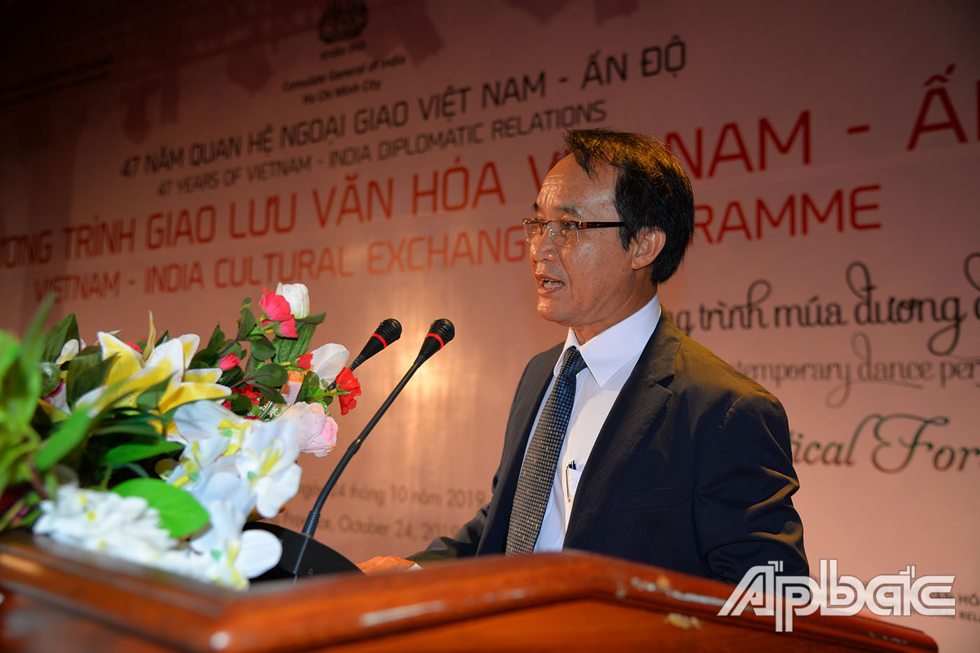Giám đốc Sở Ngoại vụ Lưu Văn Phi phát biểu tại buổi giao lưu