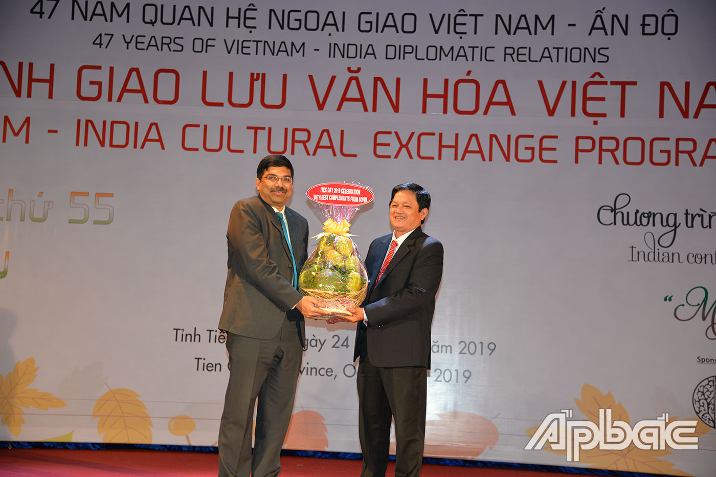 Phó viện trưởng Viện cây ăn quả miền Nam Nguyễn Văn Hoà tặng quà ngài Srikar Reddy