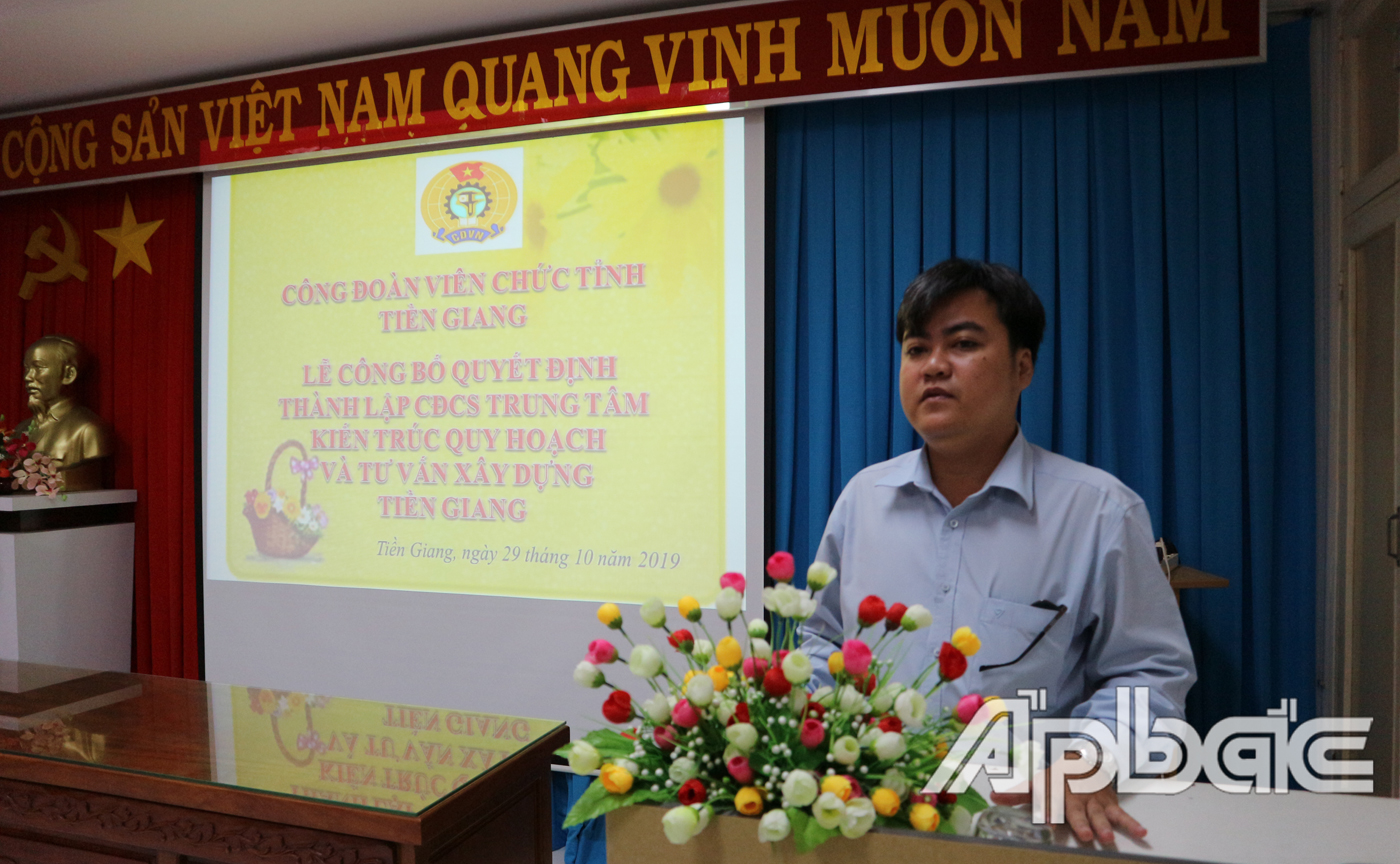 Chủ tịch Công đoàn Viên chức Tiền Giang Đặng Văn Chiến phát biểu tại buổi lễ công bố Quyết định thành lập CĐCS