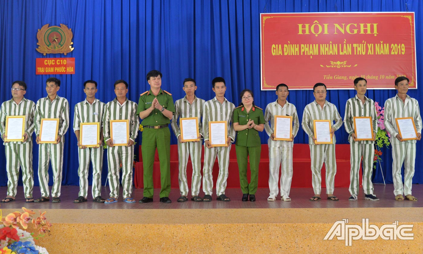 Ban Giám thị trại giam đã trao 10 giấy khen cho 10 có thành tích trong công tác tuyên truyền, học tập, thực hiện có hiệu quả 50 di chúc Hồ Chí Minh.