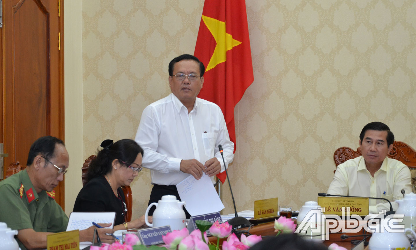 Phó Chủ tịch Thường trực UBND tỉnh Lê Văn Nghĩa phát biểu tại phiên họp.