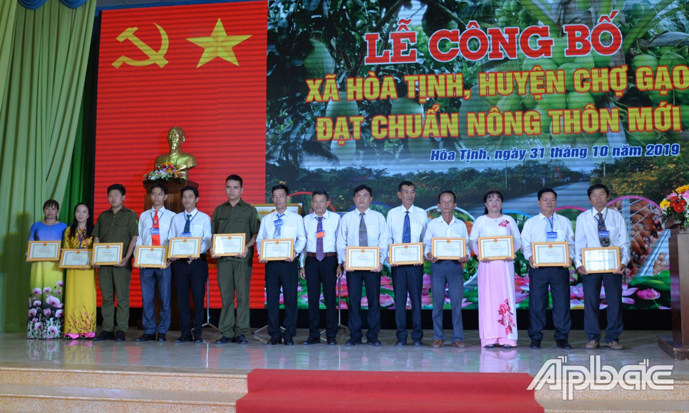 UBND xã Hòa Tịnh trao giấy khen cho các tập thể, cá nhân.