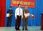 Đồng chí Nguyễn Văn Danh trao Huy hiệu Đảng tại xã Mỹ Hạnh Đông