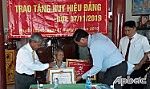 Đến nhà trao Huy hiệu tuổi Đảng cho đồng chí Nguyễn Văn Quỳnh