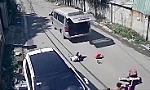 Ba học sinh rớt khỏi xe đưa rước khi đang chạy trên đường