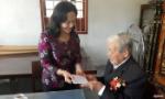 Comrade Nguyen Thi Sang presents gifts to veterans of Go Cong Dong district