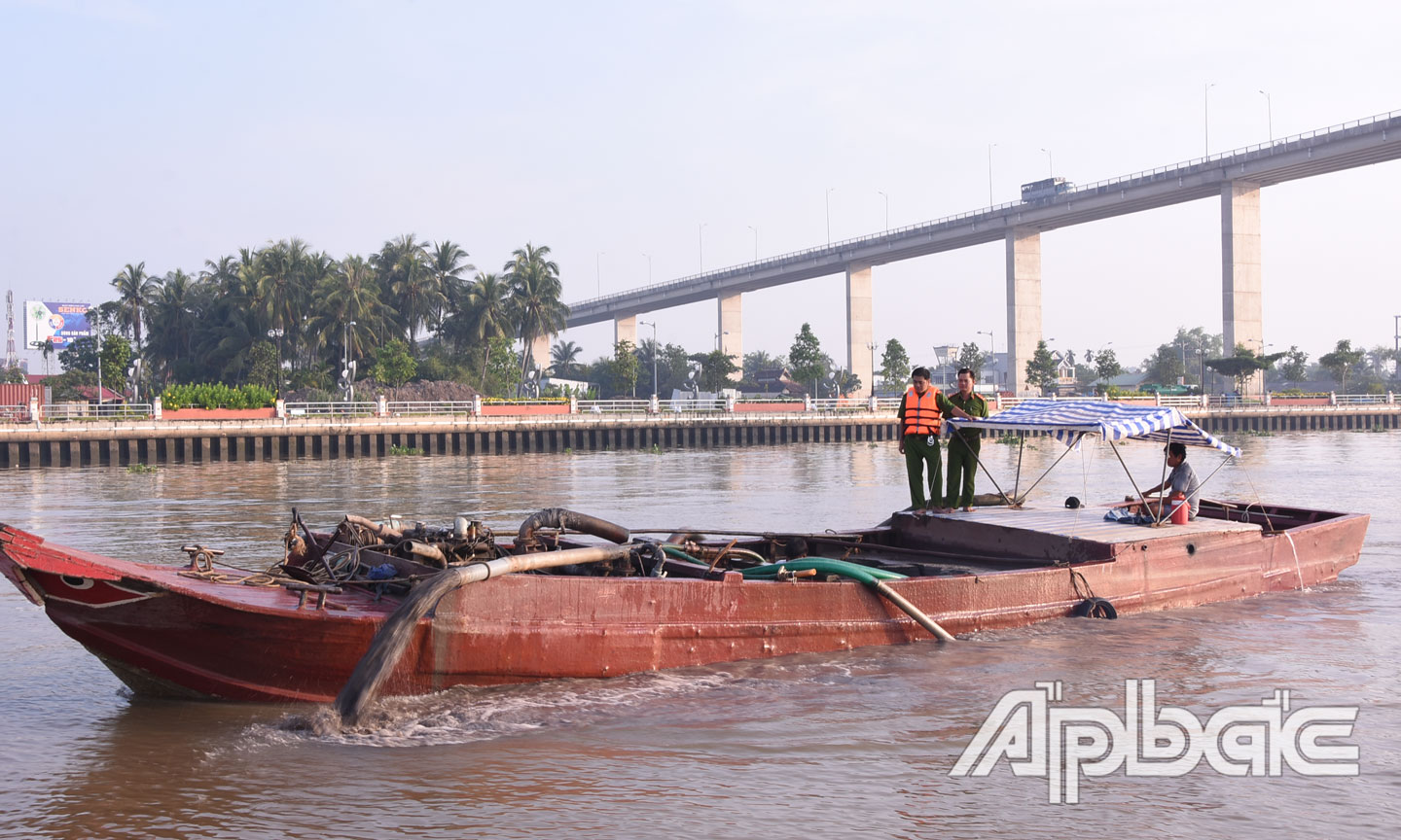 Đấu tranh với nạn khai thác khoáng sản trái phép