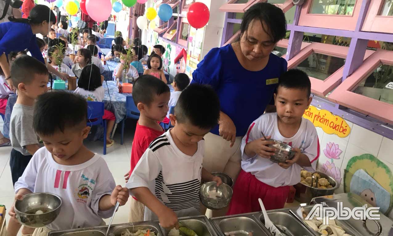 Trẻ hào hứng tham gia bữa ăn buffet tại Trường Mầm non Lê Thị Hồng Gấm. 
