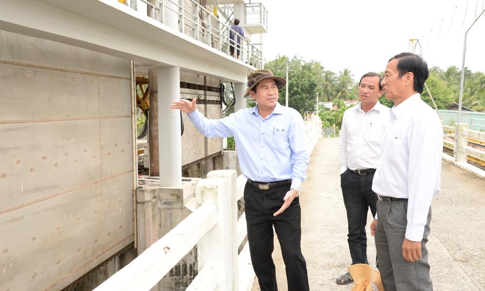 Kiểm tra hệ thống thủy lợi trạm bơm cống Xuân Hòa.