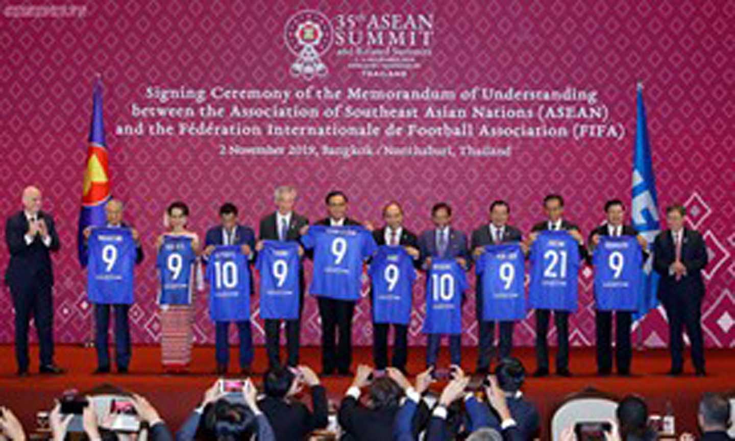 Quang cảnh lễ ký Bản ghi nhớ hợp tác giữa ASEAN và FIFA. Ảnh: VGP/Quang Hiếu