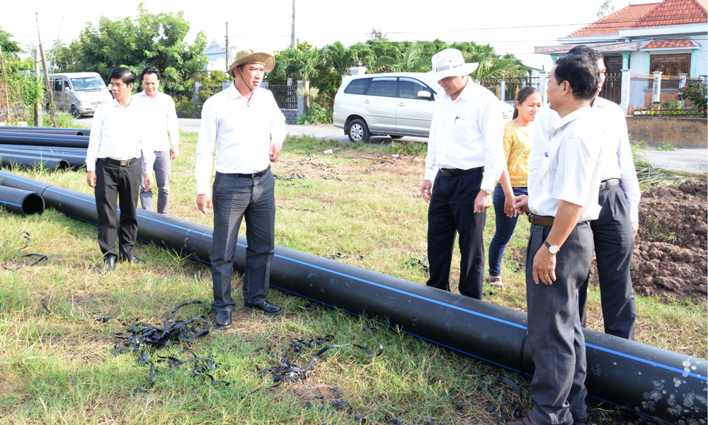 Đồng chí Lê Văn Hưởng cùng ngành chức năng kiểm tra tuyến ống nước Phú Thạnh-Phú Đông.