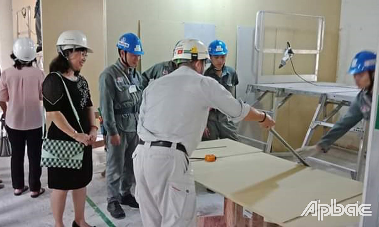 Lãnh đạo Trung tâm Dịch vụ việc làm tỉnh thăm NLĐ đang được đào tạo ngành Trang trí nội thất để đi làm việc ở Nhật Bản tại Công ty cổ phần  Haindeco Saigon.