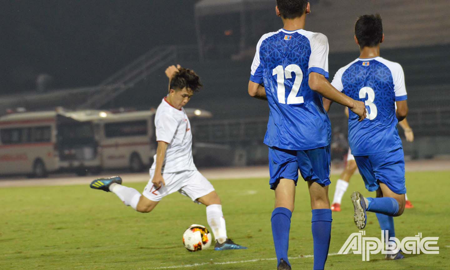 Thành Khôi (áo trắng) tung cú sút xa mang về bàn mở tỷ số 1-0 cho U19 Việt Nam.
