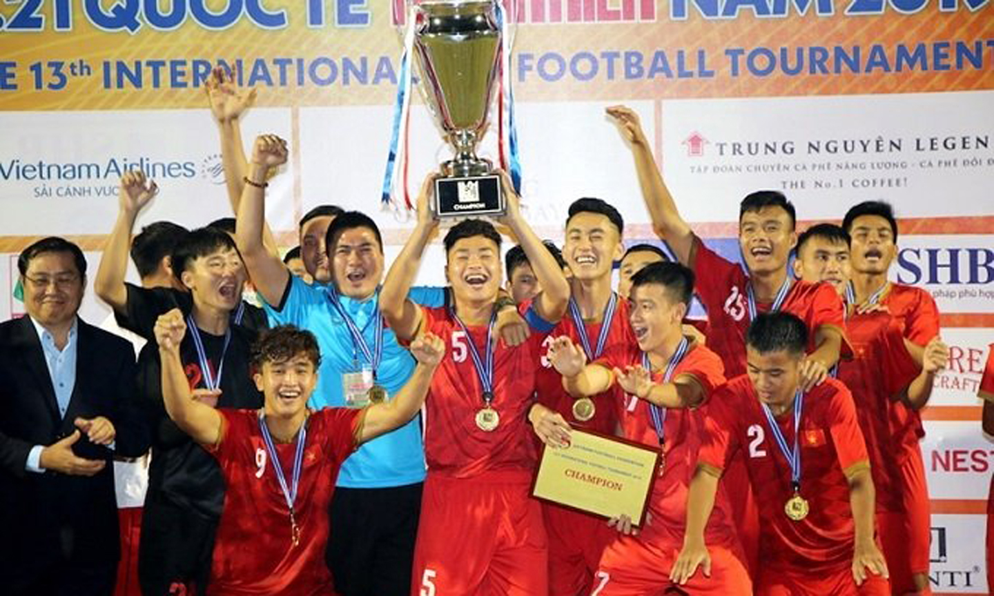  Vietnam U21s celebrate their championship trophy. (Photo: VFF)