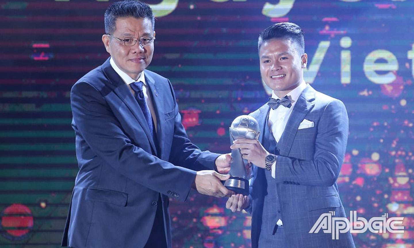 Ông Khiev Sameth- Chủ tịch AFF trao giải thưởng Cầu thủ của năm cho Nguyễn Quang Hải. Ảnh: AFF