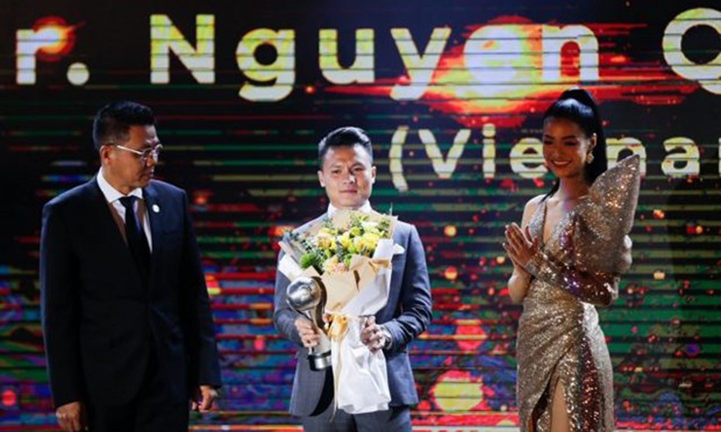 Vietnamese midfielder Nguyen Quang Hai named men's AFF Player of the Year at the award ceremony in Hanoi (Photo: VNA)