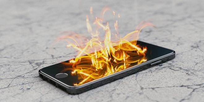 Dùng những cục sạc kém chất lượng có thể gây cháy nổ điện thoại.