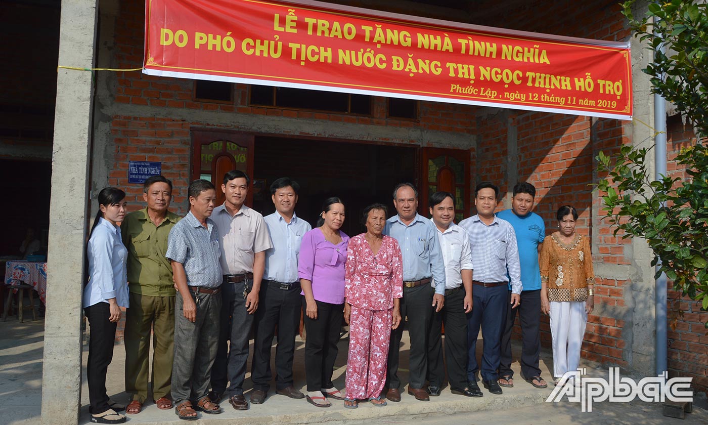 Lễ bàn giao nhà tình nghĩa cho gia đình bà Nguyễn Thị Học.