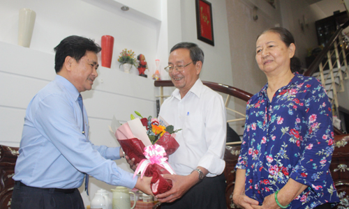 IMG_9259: Đoàn đến thăm thầy Phan Văn Hà, Nguyên Phó Chủ tịch UBND tỉnh, nguyên Giám đốc Sở GD-ĐT.