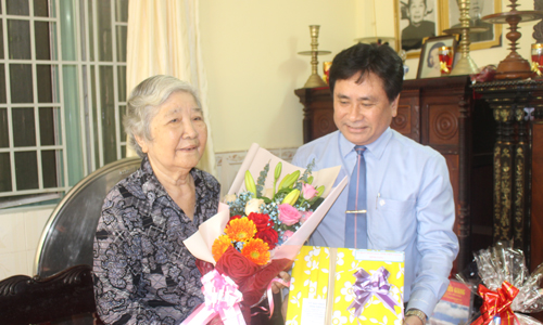 Đoàn đã đến thăm và chúc mừng Ngày 20-11 Bà mẹ Việt Nam Anh hùng, nguyên Phó Trưởng phòng Mẫu giáo, Sở GD-ĐT Nguyễn Thanh Hồng.