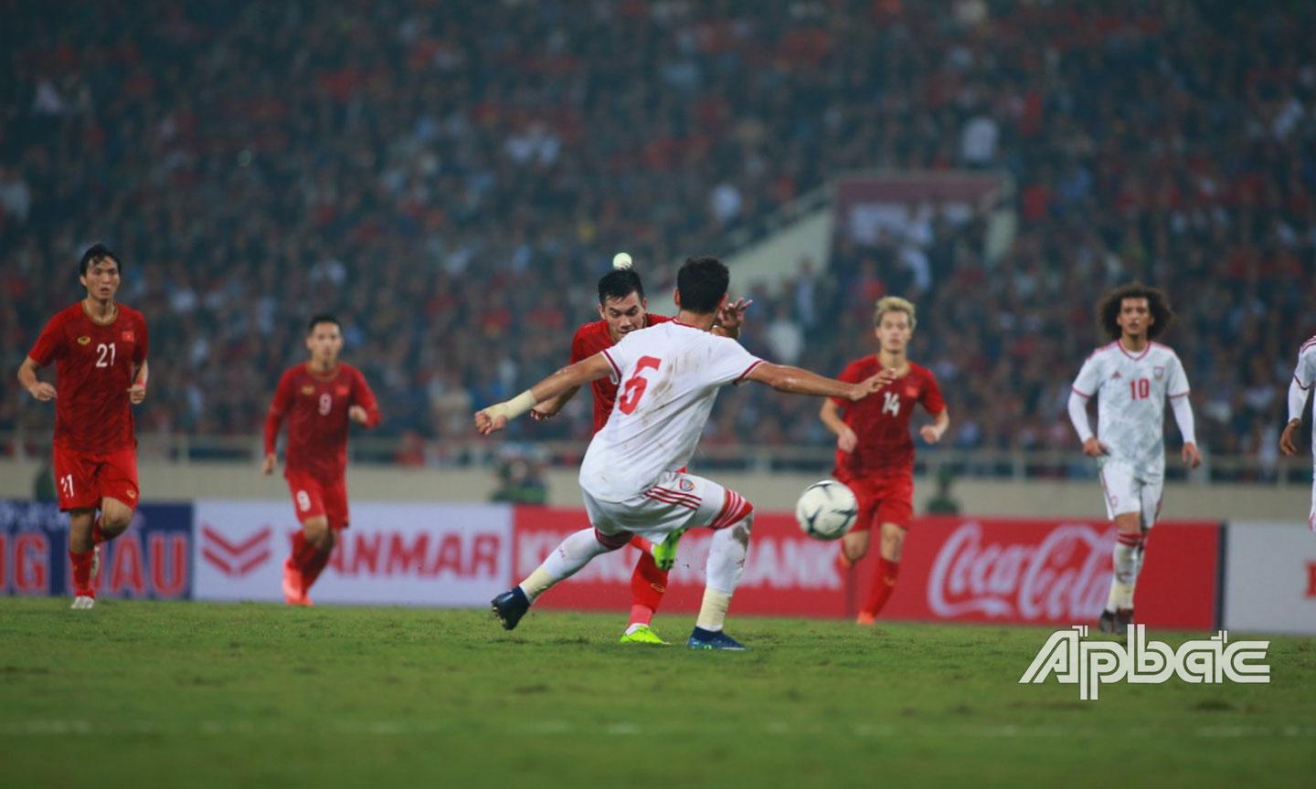 Tiến Linh tung cú sút ghi bàn mở tỷ số 1-0 cho Đội tuyển Việt Nam. Ảnh: Xuân Thủy.