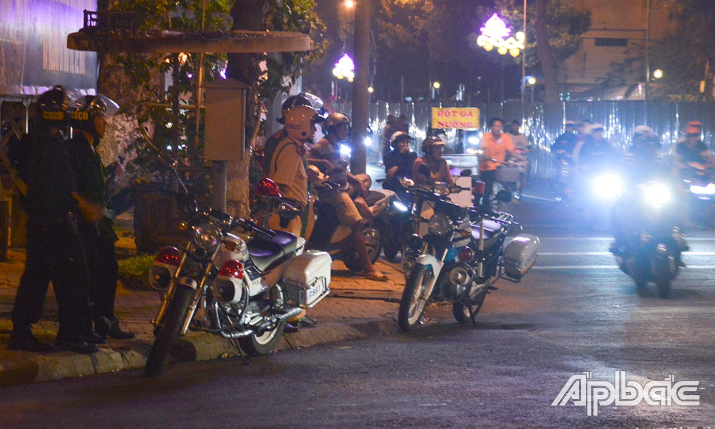 Lực lượng Cảnh sát Giao thông, Cảnh sát Cơ động nhanh chóng có mặt tại các nút giao thông để điều tiết, phân luồng giao thông.