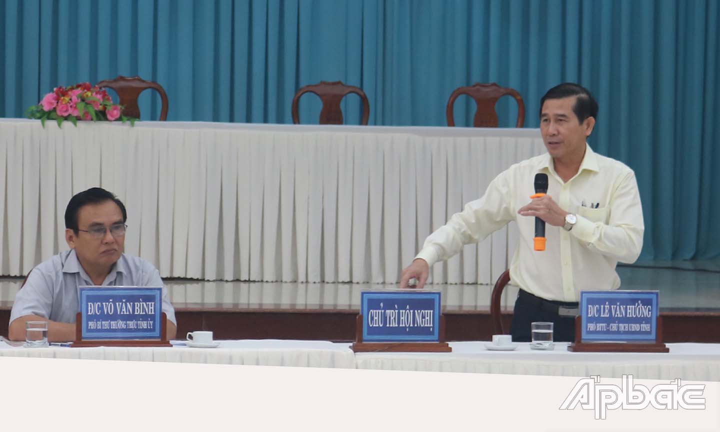 Đồng chí Lê Văn Hưởng (bên phải) phát biểu tại Hội nghị.