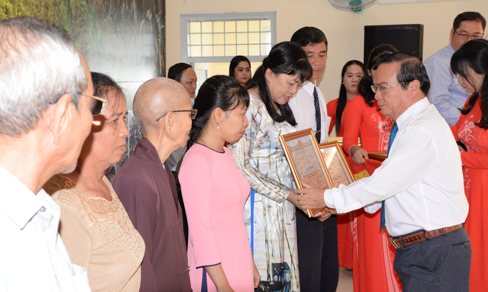 Phó Chủ tịch UBND tỉnh Phạm Anh Tuấn trao Bằng khen của UBND tỉnh cho các cá nhân có nhiều đóng góp trong xây dựng xã Đồng Thạnh đạt chuẩn NTM
