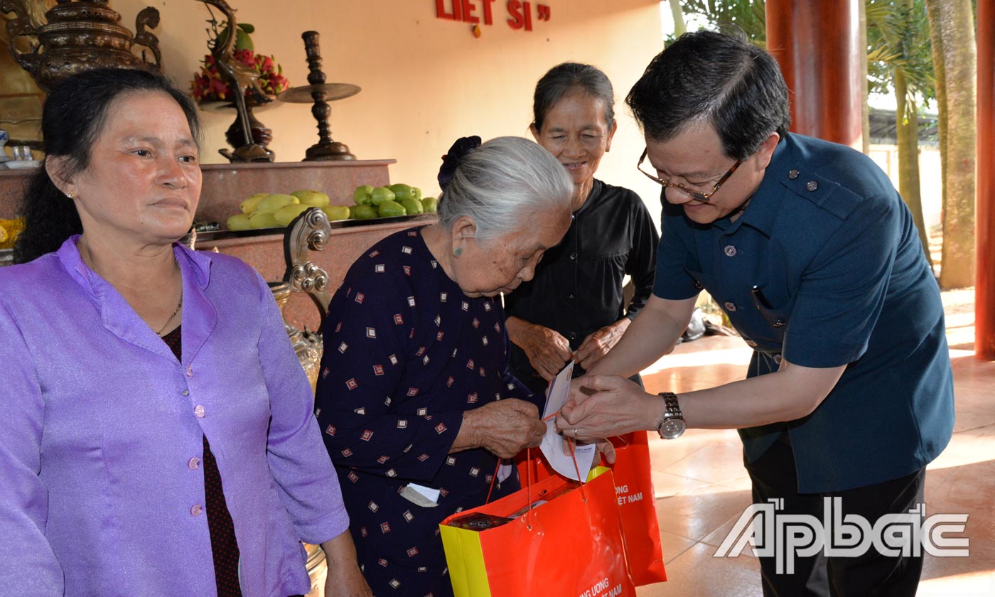 Đồng chí Lê Hồng Quang tặng quà cho người dân xã Thanh Bình.