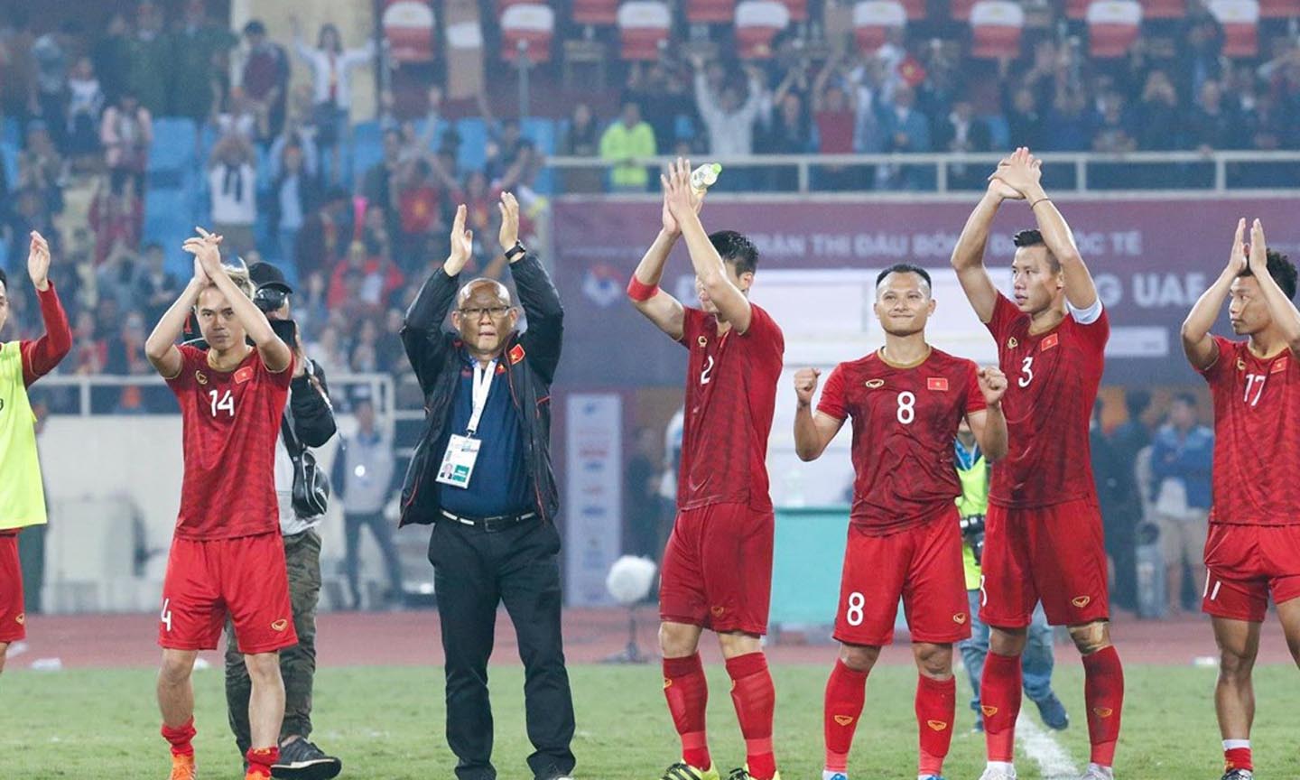 Ông Park Hang-seo và các tuyển thủ Việt Nam cám ơn người hâm mộ đã cổ vũ nhiệt tình, tiếp sức cho đội tuyển giành chiến thắng. (Ảnh: Trọng Đạt/TTXVN)