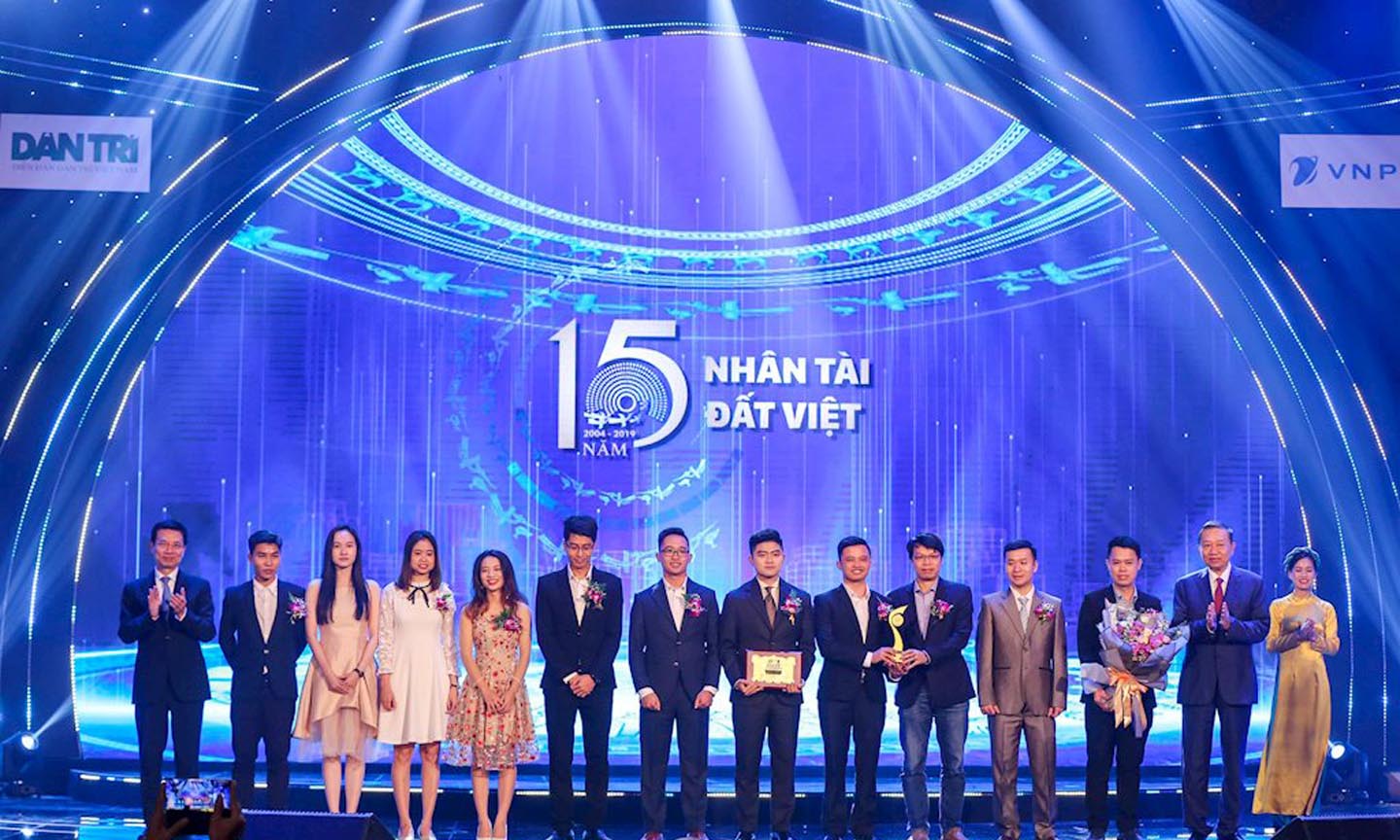 Bộ trưởng Bộ TT&TT Nguyễn Mạnh Hùng và Bộ trưởng Bộ Công an Tô Lâm trao giải Nhất cho nhóm tác giả sản phẩm “Phần mềm tự động chuyển đổi tiếng nói tiếng Việt sang văn bản (Origin-STT)”.