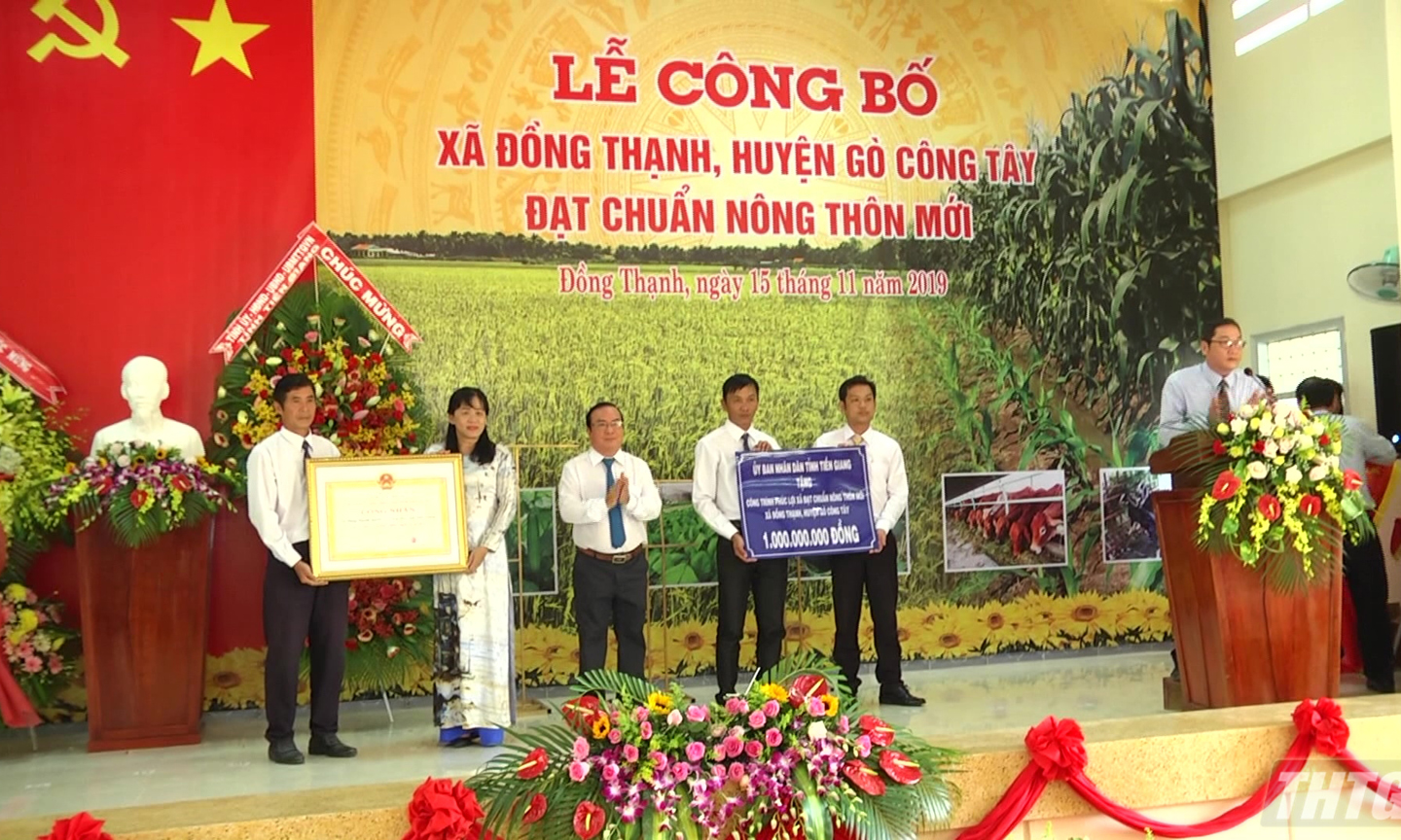 Comrde Pham Anh Tuan and comrde Tran Long Thon award certificate to Long Trung commune