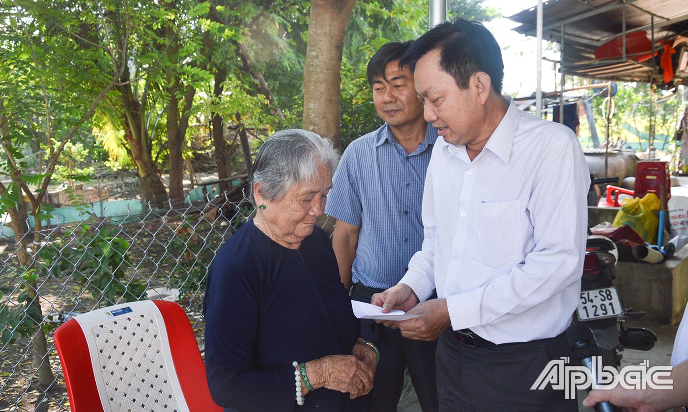 Đồng chí Trần Văn Bon thăm hỏi, động viên gia đình nạn nhân Lê Văn Phước,