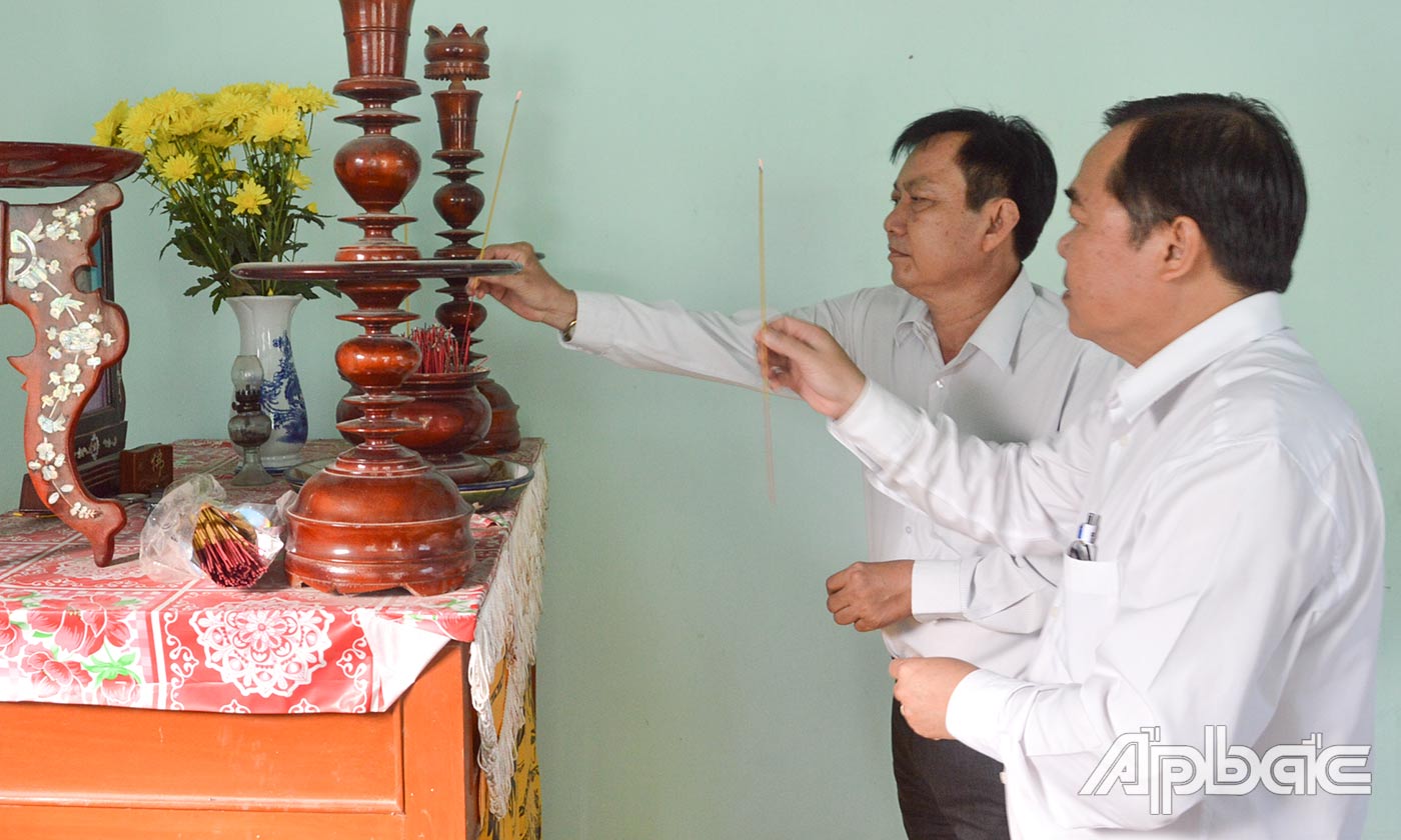 Ban An toàn giao thông tỉnh thắp hương cho nạn nhân Trần Thị Trúc.