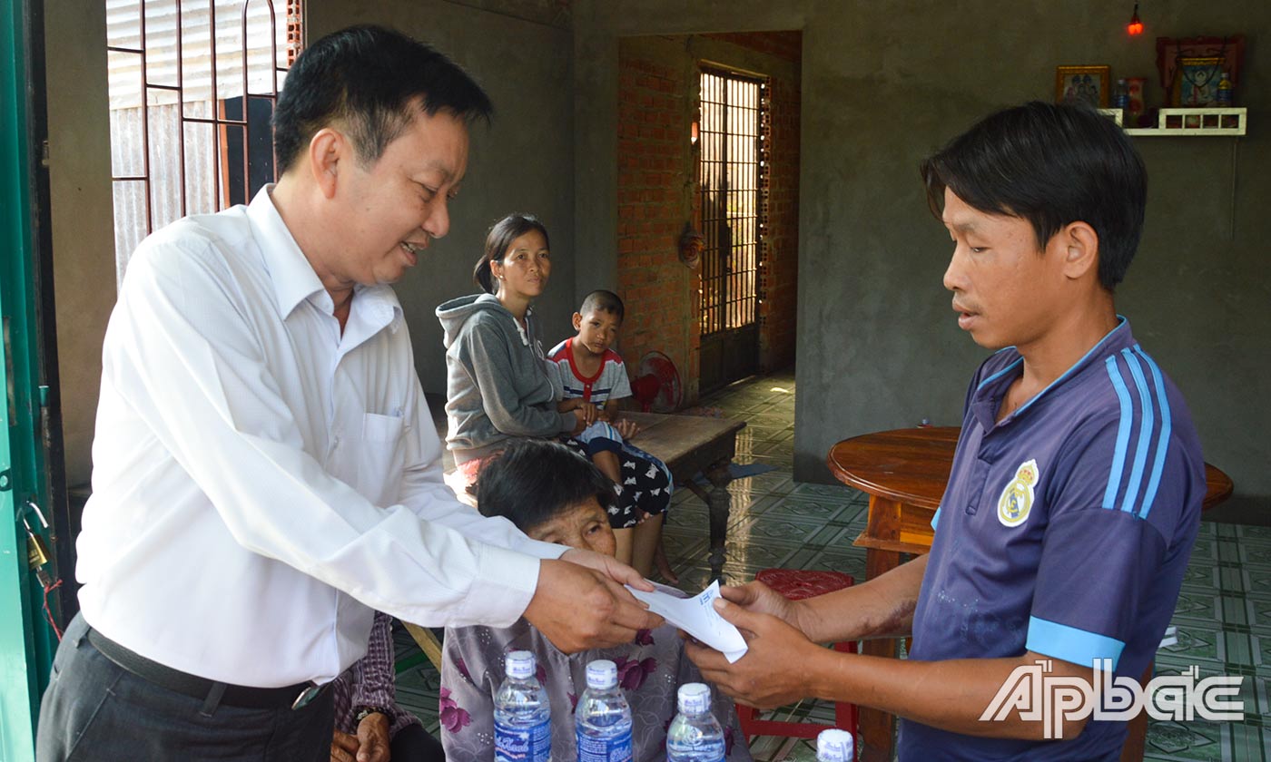 Đồng chí Trần Văn Bon thăm hỏi, động viên nạn nhân Nguyễn Văn Triệu.