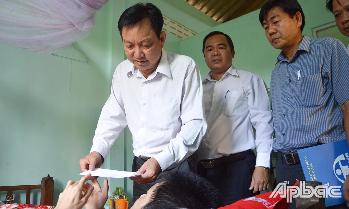 Đồng chí Trần Văn Bon thăm hỏi, động viên nạn nhân Nguyễn Nhật Khang.