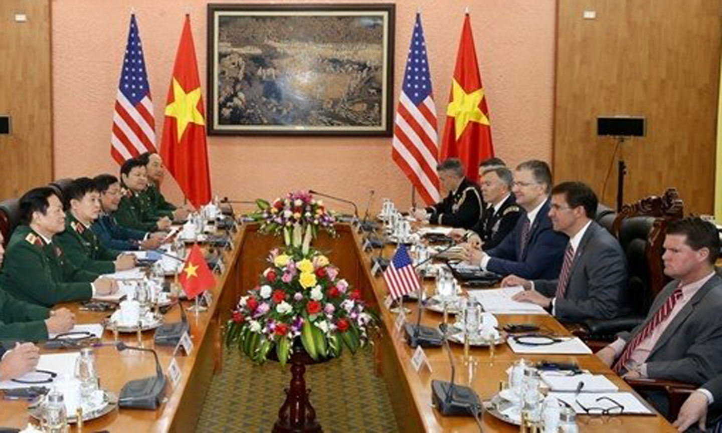  Defence Minister General Ngo Xuan Lich holds talks with US Secretary of Defence Mark Esper in Hanoi on November 20. (Photo: VNA)