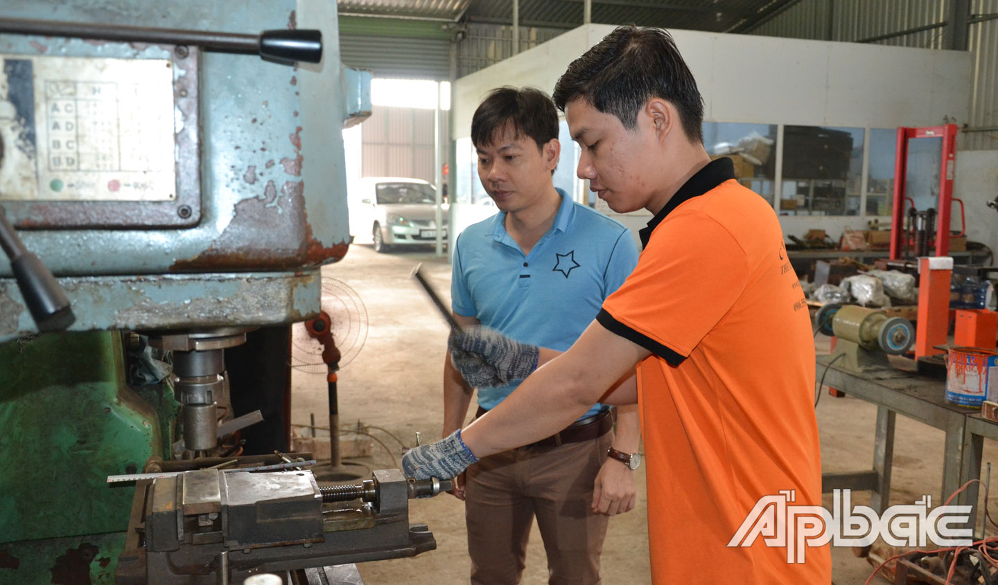 Anh Phạm Hồng Thơm khởi nghiệp thành công với Dự án Sản xuất lưỡi cưa gỗ CD đính hợp kim tự động.