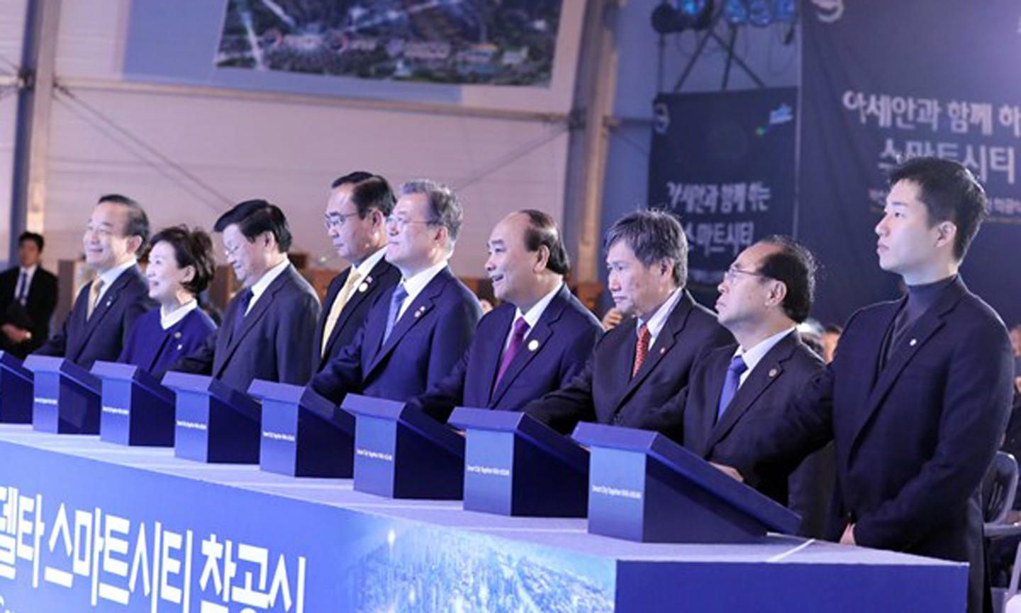 prime_minister_nguyen_aPrime Minister Nguyen Xuan Phuc, President of the Republic of Korea Moon Jae-in and ASEAN leaders attend the ground-breaking ceremony of the Eco Delta smart city in Busan, the RoK on November 24. (Photo: VNAxuan_phuc_smart_city_busan_groundbreaking_ceremony.jpg