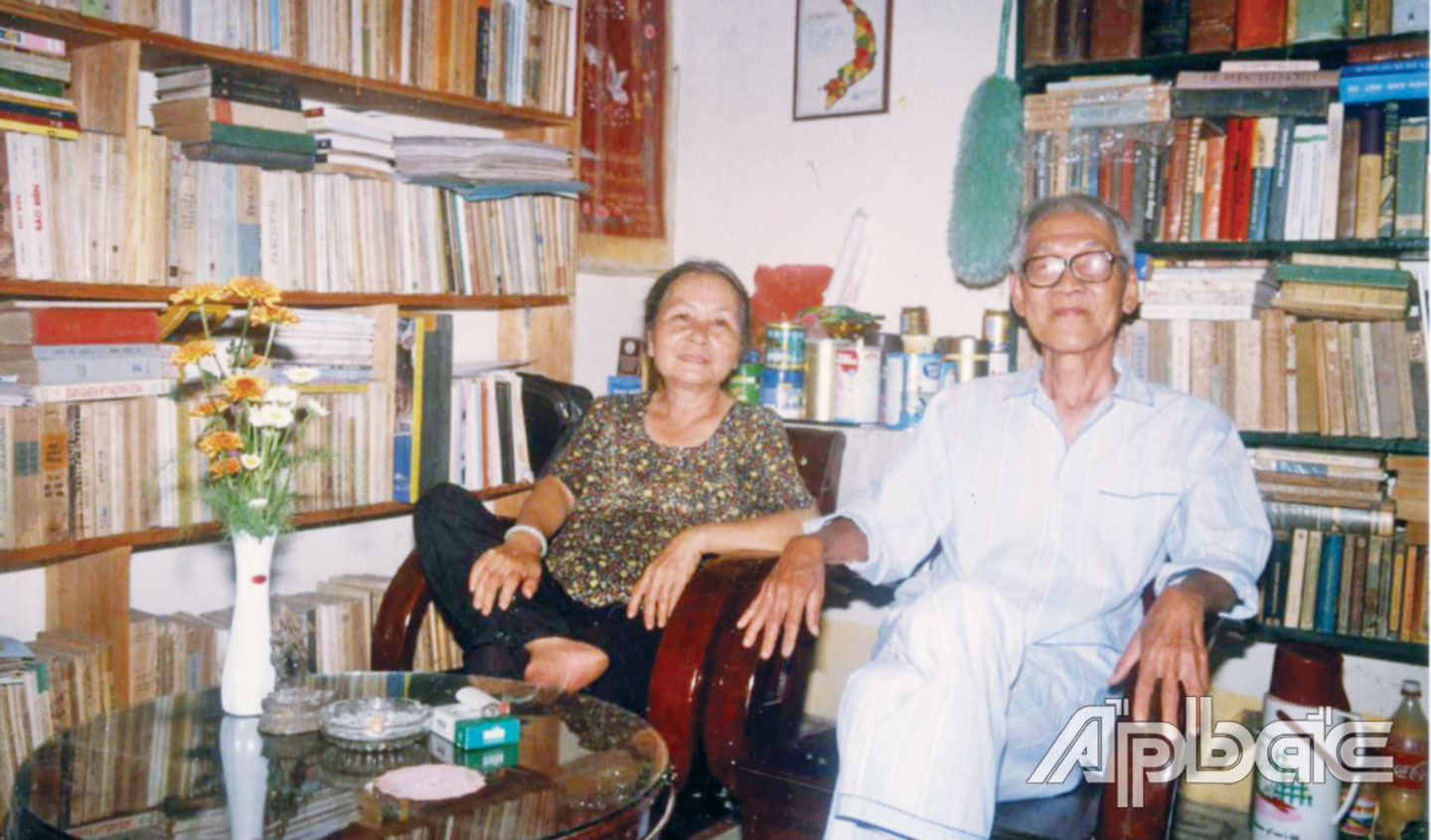 vợ chồng ông Nguyễn Văn Quý bên tủ sách của gia đình. 	                            Ảnh: T.D