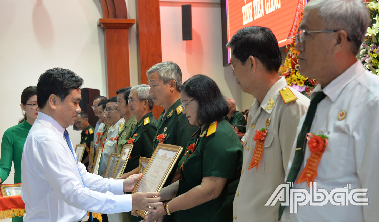 Đồng chí Nguyễn Thị Khuyên nhận Bằng khen của UBND tỉnh vì đạt thành tích trong phong trào thi đua 