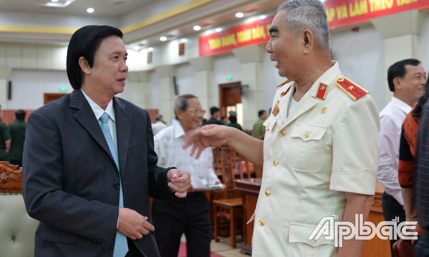 Đồng chí Nguyễn Văn Danh thăm hỏi, trao đổi với đại biểu dự lễ kỷ niệm.