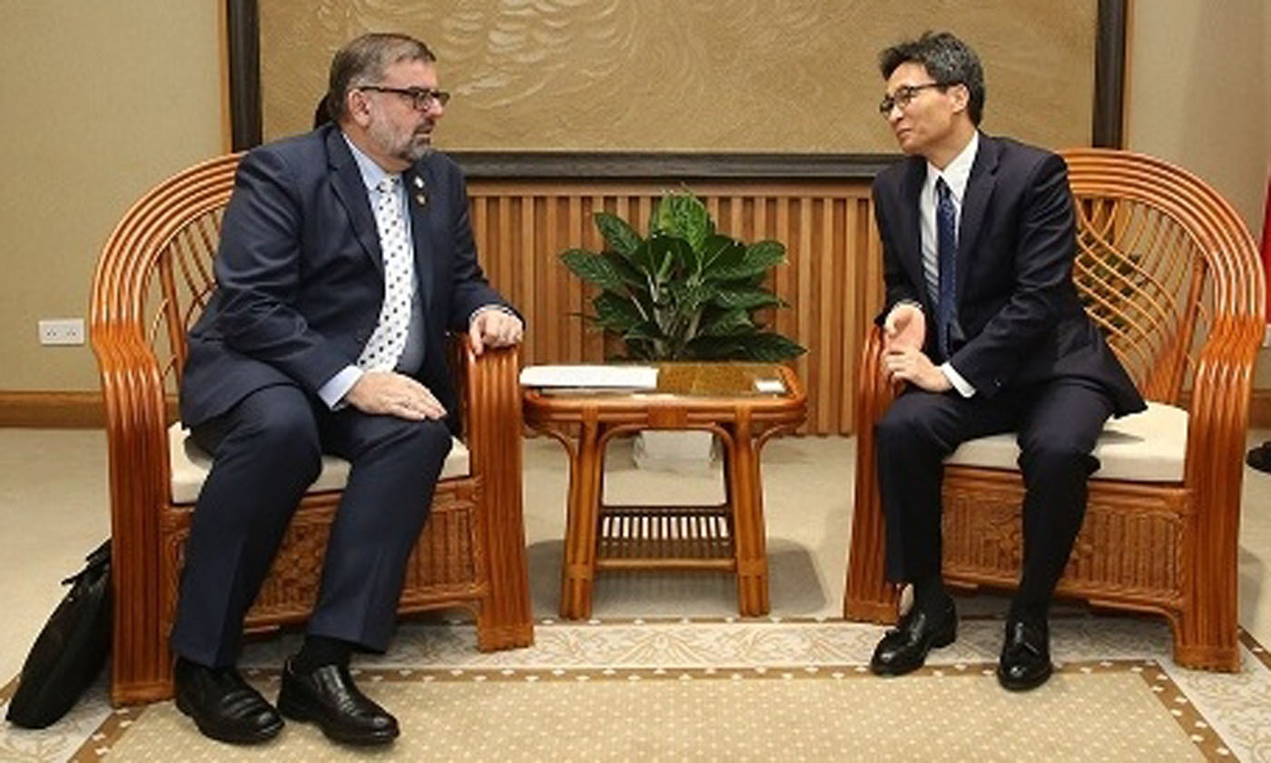 Deputy PM Vu Duc Dam and Director of the Joint UN Programme on HIV/AIDS Regional Support Team for Asia and the Pacific Eamonn Murphy (Photo: VGP)