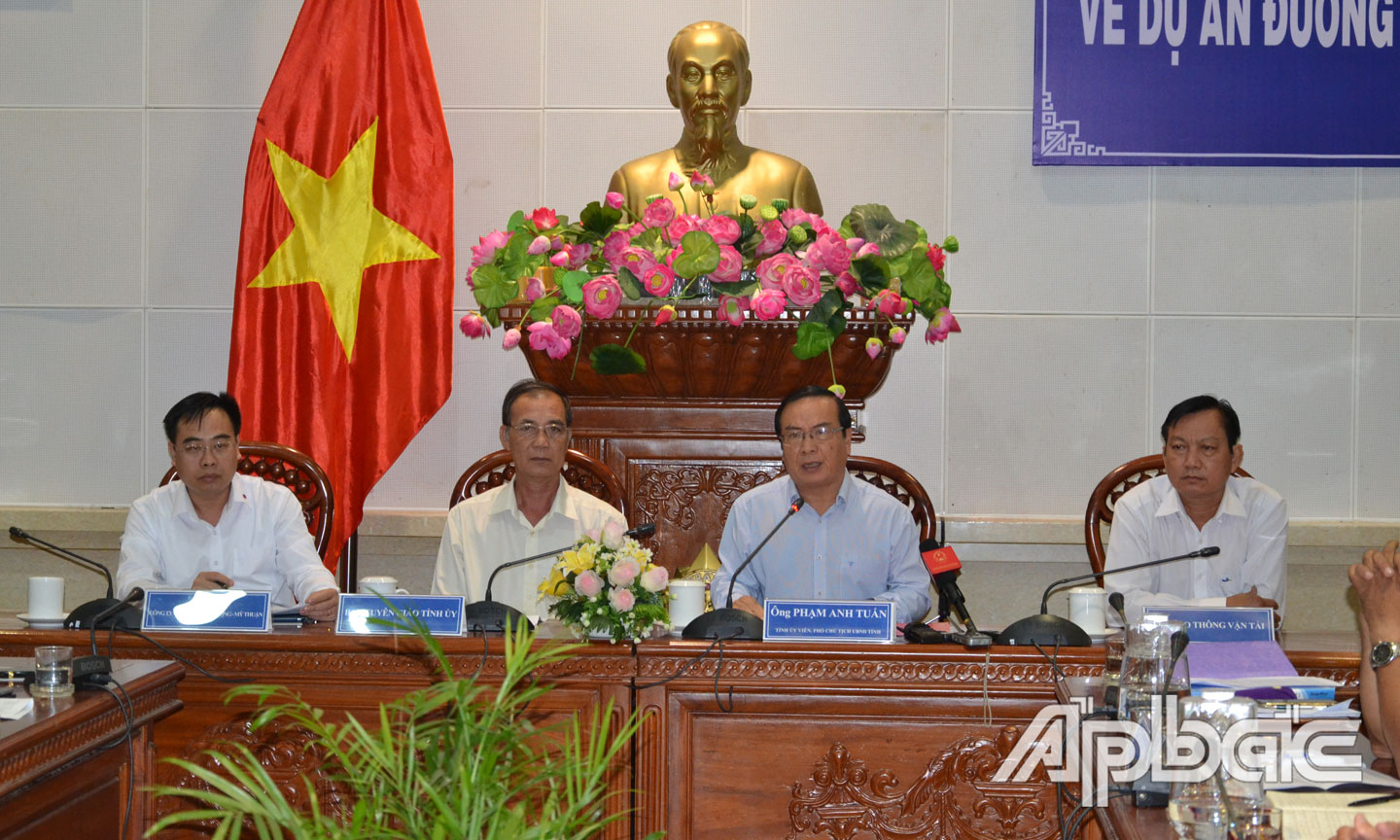 Phó Chủ tịch UBND tỉnh Phạm Anh Tuấn phát biểu tại buổi họp báo.